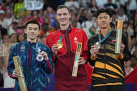 | Photo: AP/Dita Alangkara : Thailand's Kunlavut Vitidsarn, Denmark's Viktor Axelsen and Malaysia's Lee Zii Jia